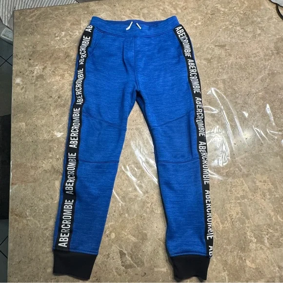 Abercrombie kids boys blue jogger sweatpants 
Like new condition 
Size 11/12 - Picture 4 of 6